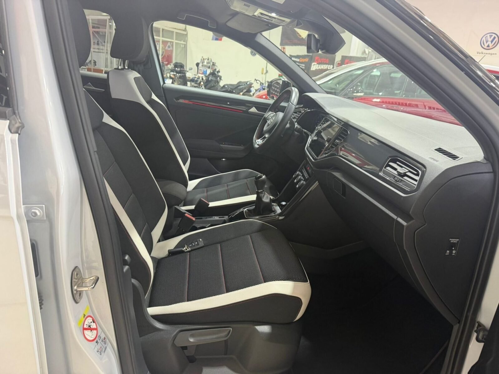 VOLKSWAGEN T-ROC SPORT R-LINE