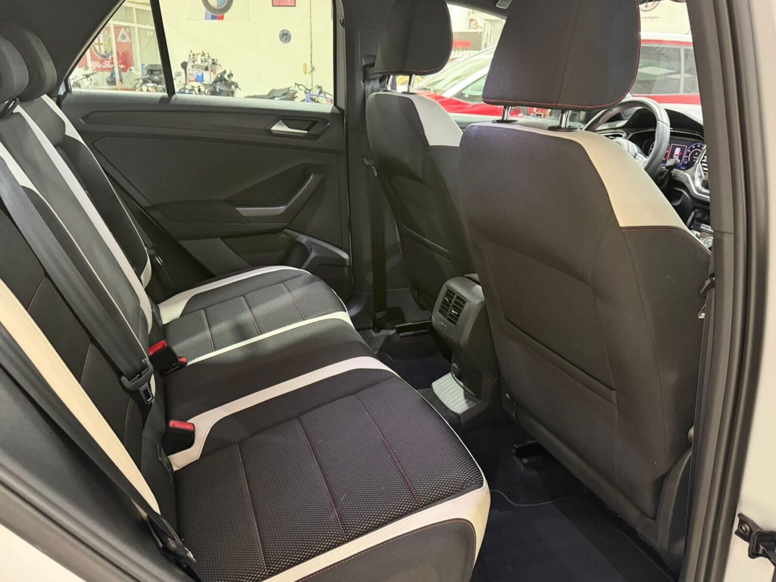 VOLKSWAGEN T-ROC SPORT R-LINE