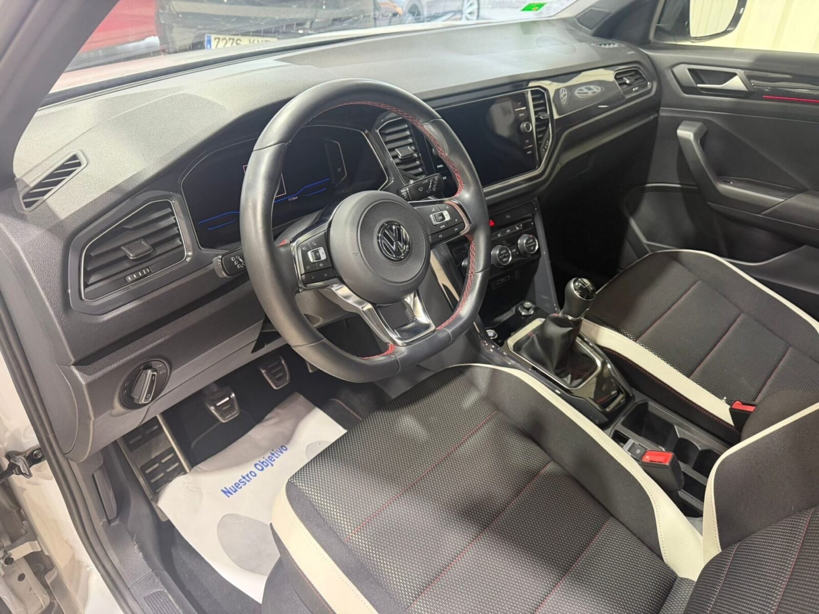 VOLKSWAGEN T-ROC SPORT R-LINE