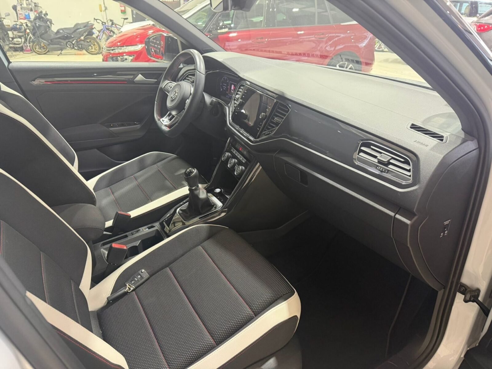 VOLKSWAGEN T-ROC SPORT R-LINE