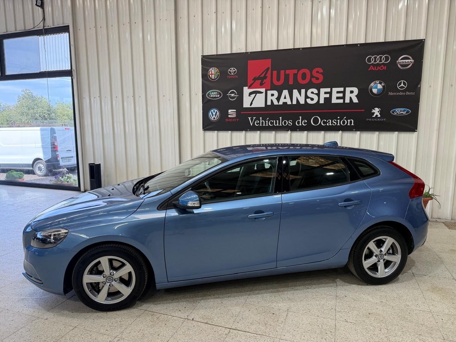 VOLVO V40 2.0